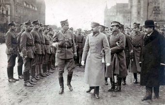 Pierwsze miesiące istnienia II RP były dla Piłsudskiego bardzo trudne.