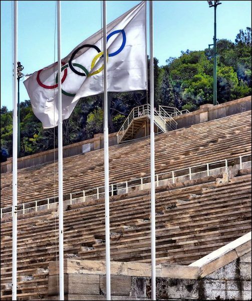 Rolę olimpijskiej flagi pełniła ozdobiona pięcioma kołami koszula.