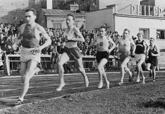Jednym ze sportowców walczących podczas wojny obronnej we wrześniu 1939 roku był Janusz Kusociński (na zdj. Kusociński biegnie na 1. miejscu wraz z czołówką polskich biegaczy Józefem Nojim, Wacławem Soldanem i Kazimierzem Hermanem – zawody w Warszawie 1939).