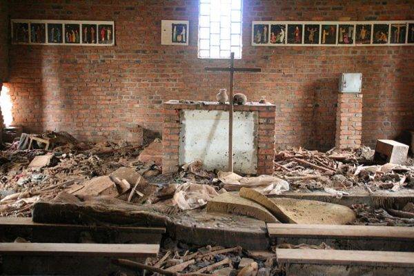 W kościele Ntarama zginęło ok. 5000 ukrywających się tam Tutsi