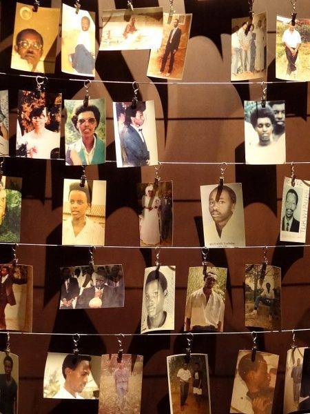 Zdjęcia ofiar w Centrum Pamięci Kigali
