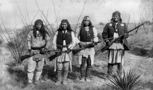 Wśród Indian nie brakowało żądnych krwi wojowników (na zdj. Geronimo i jego kompani)