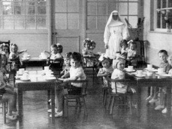 Placówka w Tuam oferowała pomoc kobietom w nieślubnych ciążach. Prowadzona w latach 1925–1961 stanowiła jeden z wielu ośrodków w Irlandii opłacanych przez rząd, a zarządzanych przez katolickie instytucje.