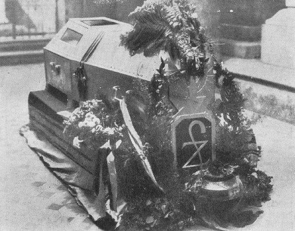 Trumna z ciałem Józefa Piłsudskiego po mszy w Krakowie.