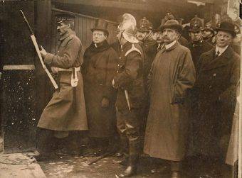 Winston Churchill na Sidney Street podczas osławionej strzelaniny, która sprawiła, że Anglia straciła niewinność.