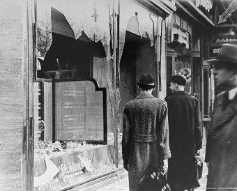 Noc kryształowa rozpoczęła się o godzinie 22:50 z inicjatywy władz partyjnych i państwowych. Zamordowano 91 Żydów, podpalono około tysiąca synagog, z których 267 zniszczono.
