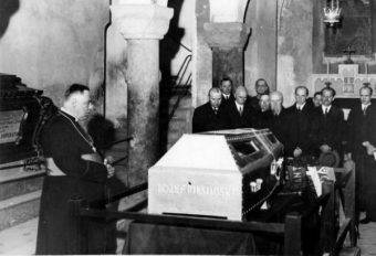 Uczczenie pamięci Józefa Piłsudskiego przy jego sarkofagu na Wawelu w 1935 roku.