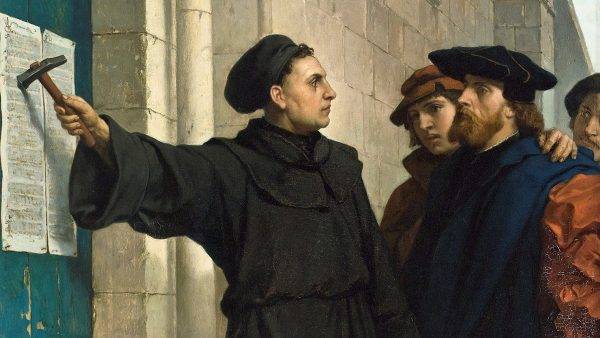Według tradycji Marcin Luter ogłosił swoje 95 tez przybijając je do drzwi kościoła zamkowego w Wittenberdze.