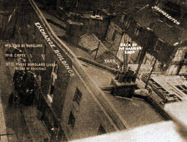 Wszystko zaczęło się od strzelaniny na ulicy Houndsditch (na il. miejsce zbrodni).