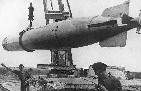 W brzuchu U-48 znajdowało się czternaście torped, zwanych przez załogę „węgorzami”.