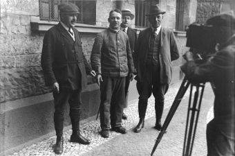 Fritz Haarmann (w środku) w eskorcie detektywów w listopadzie 1924 roku.