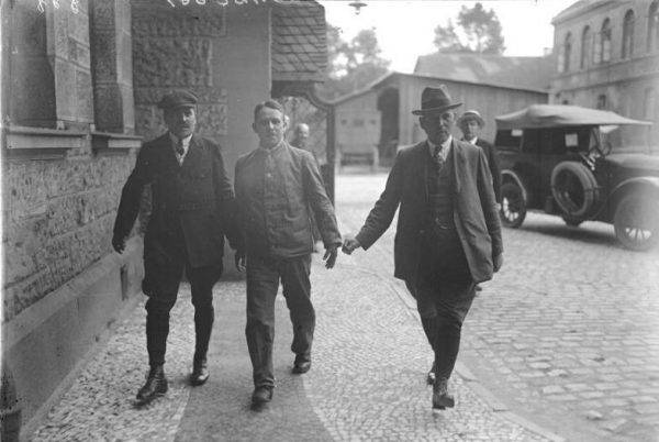 Rzeźnik z Hanoweru eskortowany przez detektywów w drodze do sądu
