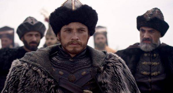 Mehmed był jednak nie tylko żądnym władzy synem islamu, ale też człowiekiem wykształconym, obytym z kulturą europejską, rozczytanym w czynach Achillesa i Aleksandra Wielkiego, władającym pięcioma językami