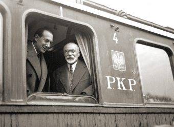 Józef Beck i Louis Barthou w oknie wagonu na dworcu w Krakowie w 1934 roku, podczas wizyty związanej z propozycją Paktu Wschodniego
