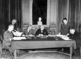 Podpisanie układu polsko-radzieckiego o nawiązaniu stosunków dyplomatycznych w Londynie. Od lewej siedzą: Władysław Sikorski, Anthony Eden, Winston Churchill, Iwan Majski.