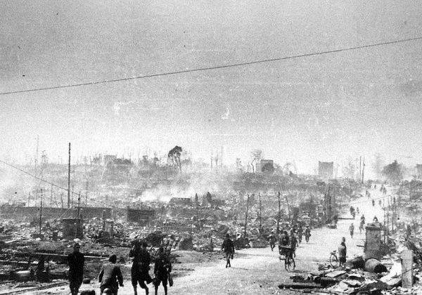 10 marca 1945 roku amerykańskie bombowce obróciły w perzynę Tokio. Jednej nocy zginęło tam więcej osób niż w Hiroszimie i Nagasaki.