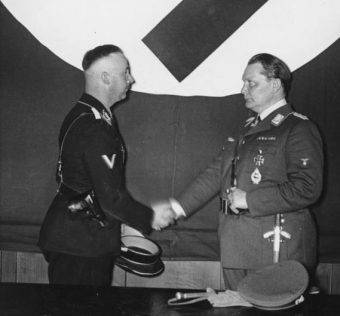 Jak zwykły krawiec został agentem Gestapo? (na zdj. Hermann Göring formalnie przekazuje Heinrichowi Himmlerowi kierownictwo Gestapo)