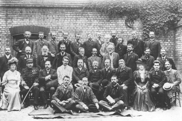 Lingva Komitato (Komitet Językowy), poprzednik Akademio de Esperanto w 1907 roku.