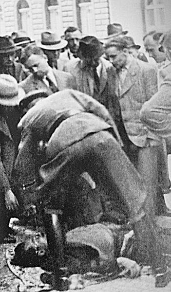 Martwe ciała zamachowców wywleczone na chodnik. Odwrócony plecami K.H. Franki, między nimi Curda.