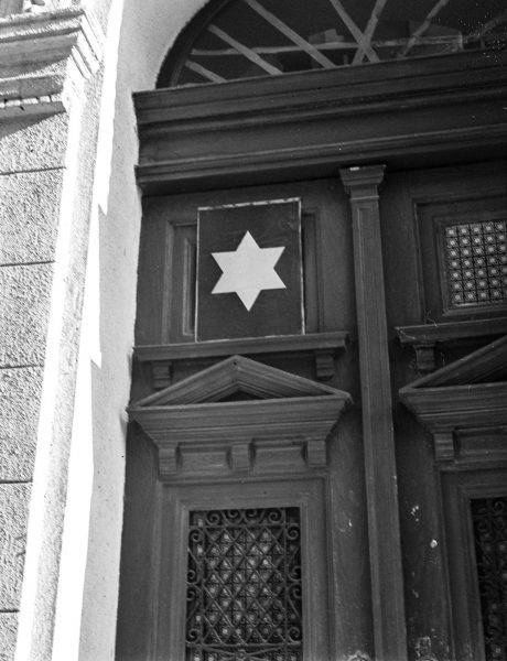 Na Węgrzech prześladowania Żydów nasilały się stopniowo przez całą wojnę. Tworzono m.in. domy żydowskie, w których tłoczono całe rodziny w pojedynczych pomieszczeniach.