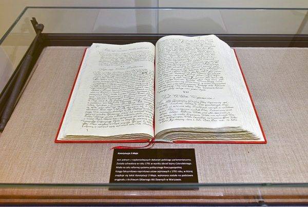 Księga faksymilowo-reprintowa ustaw sejmowych z 1791 roku, otwarta na jednej ze stron Konstytucji 3 maja