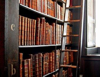 Choć trudno w to uwierzyć, w zbiorach wielu szacownych bibliotek świata znaleźć można książki oprawione w ludzką skórę (zdj. poglądowe).