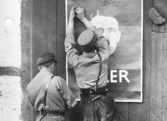Na początku lat 20. NSDAP była niewielkim, skrajnie prawicowym ugrupowaniem. Głosząc antysemickie hasła, zdołała jednak w 1924 roku zdobyć 3% głosów w wyborach do Reichstagu.