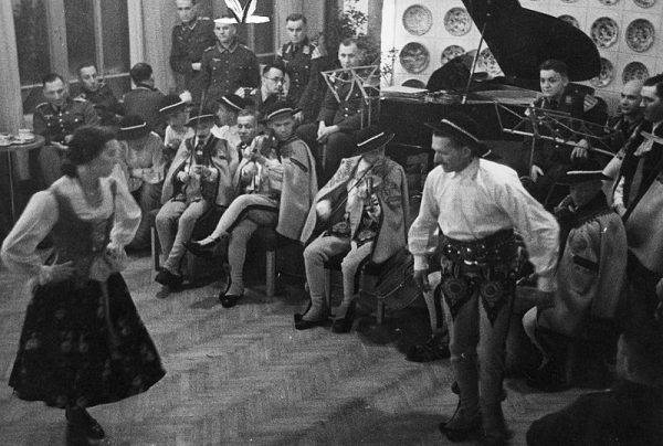 Występ taneczny górali dla żołnierzy niemieckich 