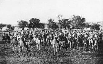 Kompania jeźdźców na wielbłądach niemieckiego Schutztruppe podczas powstania Herero, 1904