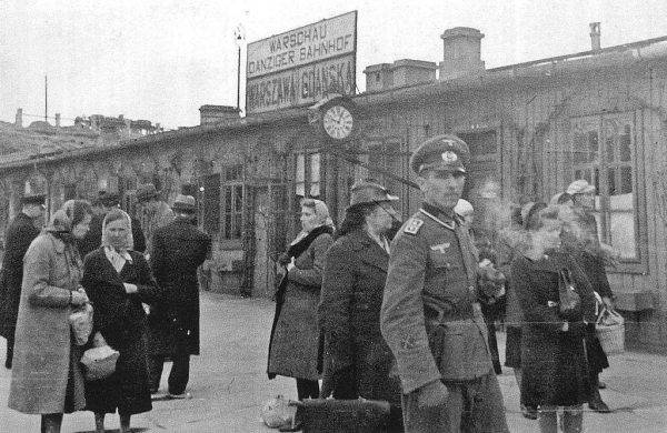 Dworzec Gdański stanowił swego rodzaju barierę rozdzielającą oddziały AK na Starym Mieście i Żoliborzu.