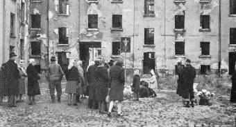 W Powstaniu Warszawskim zginęło 180–220 tysięcy cywili, całkowicie bezbronnych ludzi. Nikt tego dokładnie nie policzył i nigdy już nie policzy. Straty wśród powstańców to 18–20 tysięcy zabitych.