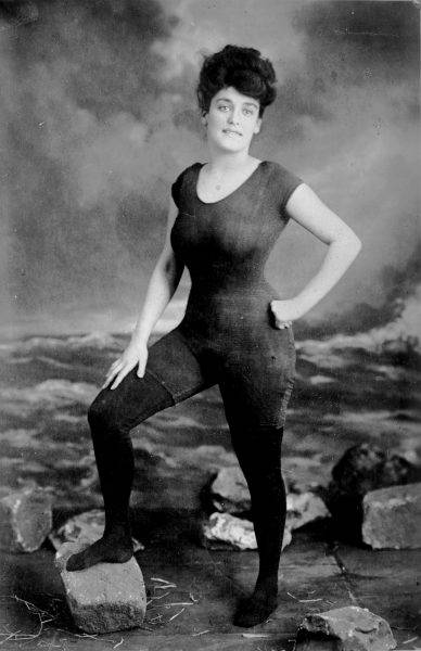 Annette Kellerman w jednoczęściowym kostiumie pływackim