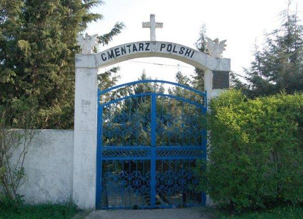 Polacy przybywali tam od marca do września 1942 – głównie przez Turkmenistan do obozu przejściowego w Pahlevi w Iranie (aktualnie Bandar-e Anzali, na zdj. polski cmentarz w tej miejscowości).