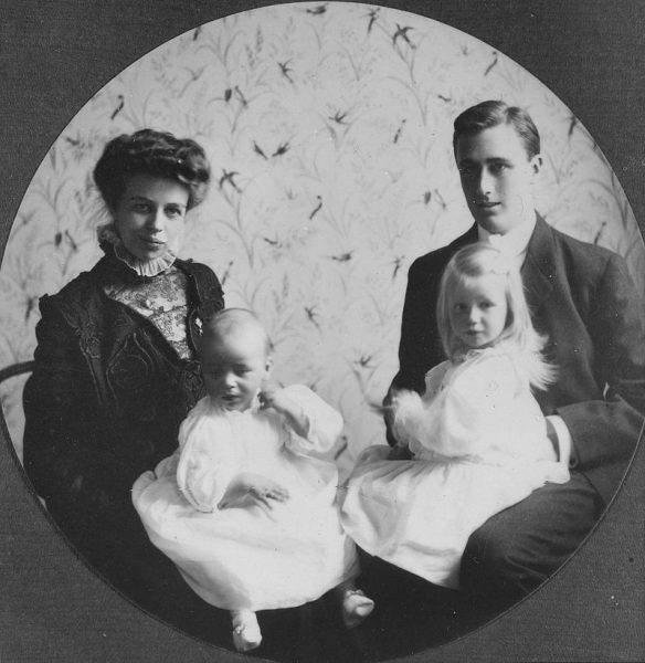 Eleanor Roosevelt, 21-letnia żona przyszłego prezydenta USA Franklina Delano Roosevelta, wkrótce po narodzinach pierwszego dziecka, córki Anny, zaopatrzyła się w klatkę dla kurczaków