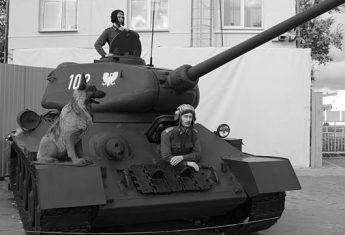 Czerwonoarmistów walczących z „Gieringami” wspomagali polscy czołgiści. W boju szczególnie wyróżniła się załoga czołgu nr 102 pod dowództwem porucznika Wacława Feryńca.