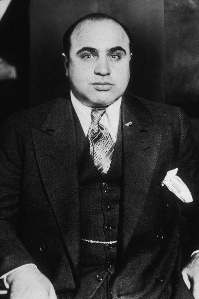 Kolejne oszustwa szły jak po maśle, a ofiarą jednego z nich padł sam Al Capone. Victor przekonał mafiozę do zainwestowania 50 000 $ w akcje.