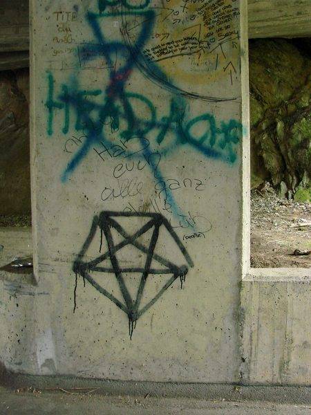 Tomasz S. przygotował odpowiednio bunkier. Paliły się świece, na ziemi był wymalowany pentagram, na ścianach inne satanistyczne symbole: odwrócony krzyż, trzy litery F, co oznacza w Apokalipsie św. Jana liczbę bestii – 666 (zdj. poglądowe).