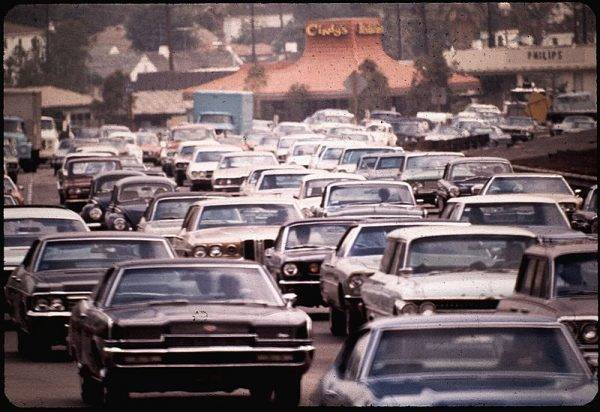 Los Angeles i jego okolice oplata gęsta sieć autostrad. Jeżeli rabusie potrafili przeprowadzić napad wystarczająco sprawnie i dostać się na trasę szybkiego ruchu przed przyjazdem policji, nie było mowy o ich złapaniu.
