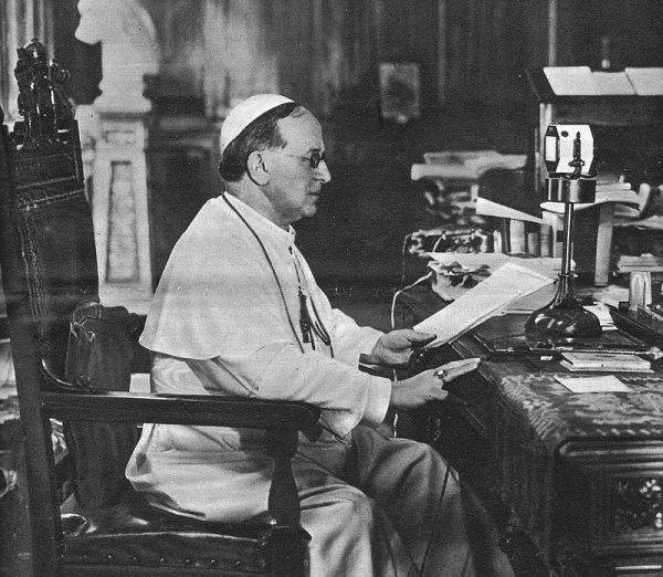Kościół katolicki w encyklice „Z palącą troska”, wydanej w 1937 roku przez papieża Piusa XI, oficjalnie potępił niemiecki nazizm i politykę Hitlera.