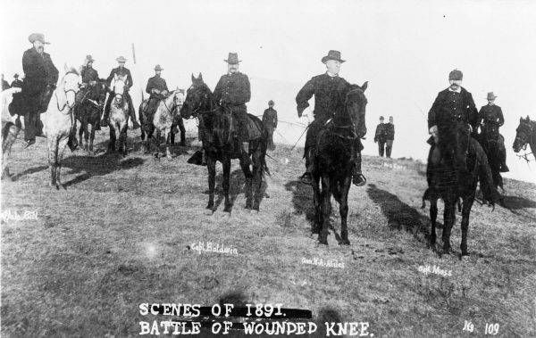 W listopadzie armia amerykańska przybyła do rezerwatów Lakota w celu powstrzymania wzrostu ruchu religijnego.