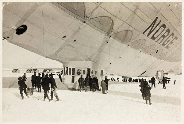 W 1926 roku na pokładzie maszyny, nazwanej przez Amundsena „Norge” (Norwegia), załoga dowodzona przez samego Umberto Nobilego dotarła do celu.
