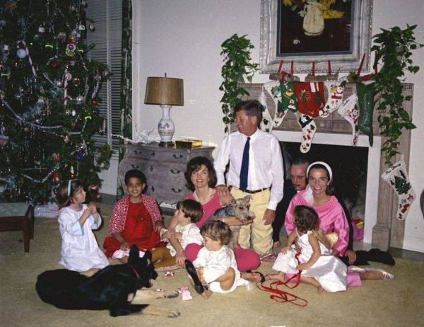 Radziwiłłowie i Kennedy podczas Bożego Narodzenia 1962 roku. Wkrótce rodzinne szczęście obu małżeństw miało prysnąć.