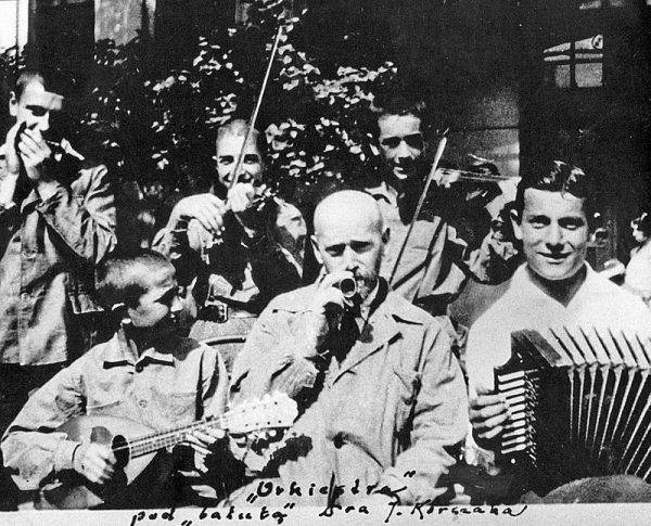 Korczak z dziecięcą „orkiestrą” w Domu Sierot