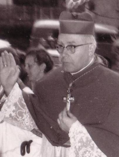 biskup Wurzburgu Josef Stangl uległ prośbom i udzielił zgody na egzorcyzmy