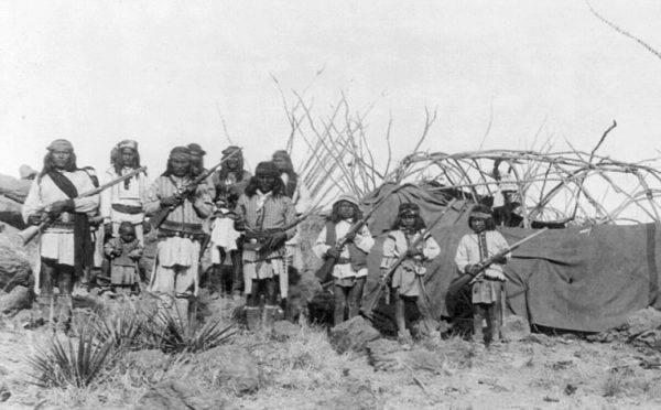 Indianie z obozowiska Geronimo