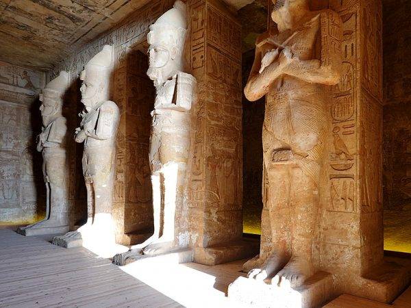 Pierwsza, największa to sala hypostylowa z ośmioma sporych rozmiarów posągami Ramzesa przy filarach.