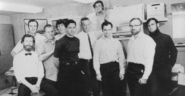 Członkowie zespołu IPM, pracującego nad udoskonaleniem sieci ARPANET (od lewej): Truett Thatch, Bill Bartell (Honeywell), Dave Walden, Jim Geisman, Robert Kahn, Frank Heart, Ben Barker, Marty Thorpe, Will Crowther, Severo Ornstein