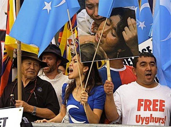 Protestujący Ujgurowie z flagą Wschodniego Turkiestanu przed budynkiem ONZ w Nowym Jorku w 2014 roku