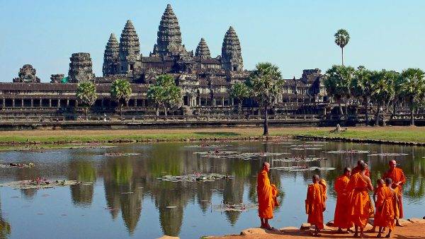 Częścią Angkor jest – powstały wcześniej od stolicy Angkor Thom – największy kompleks świątynny na świecie, czyli Angkor Wat (stolica świątyń)