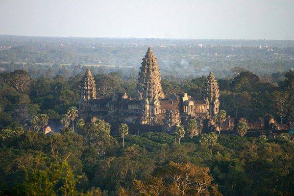 Angkor Wat – pierwotnie zbudowany jako świątynia hinduska dla boga Wisznu – ostatecznie stał się synkretycznym centrum religijnym Kambodży.